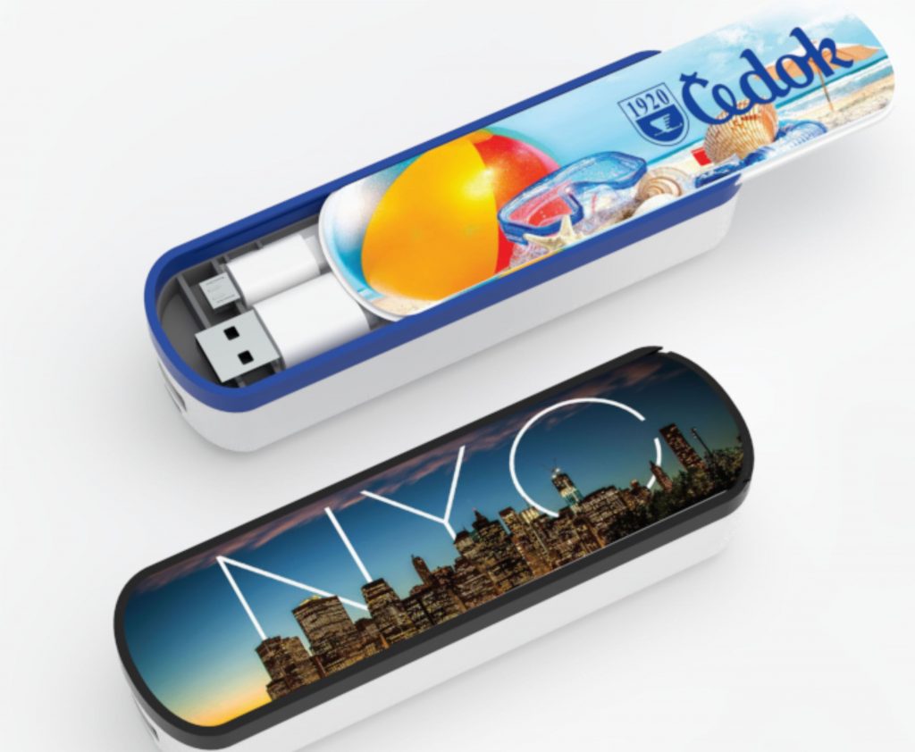Powerbanka s vysouvacím víkem, kde je uložen dobíjecí kablík, víko je celo potištěné grafikou klienta