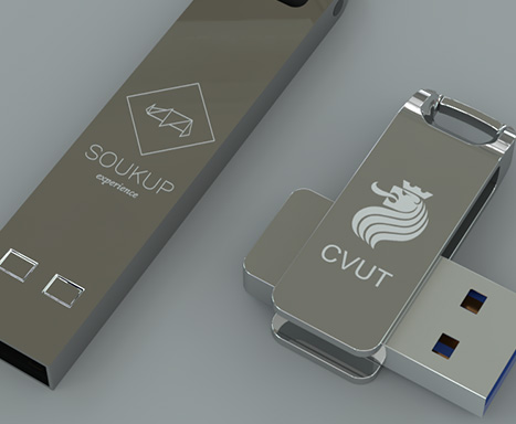 detail laserovaného lva ČVUT na kovovém usb disku